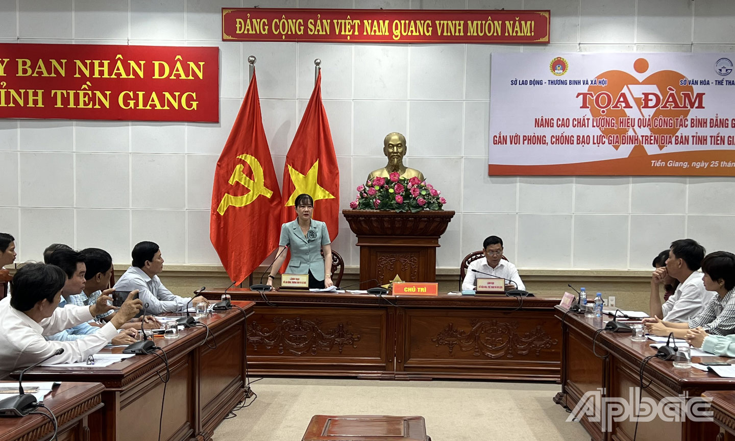 Quang cảnh buổi Tọa đàm “Nâng cao chất lượng, hiệu quả công tác bình đẳng giới gắn với phòng, chống BLGĐ” ngày 25-8. 