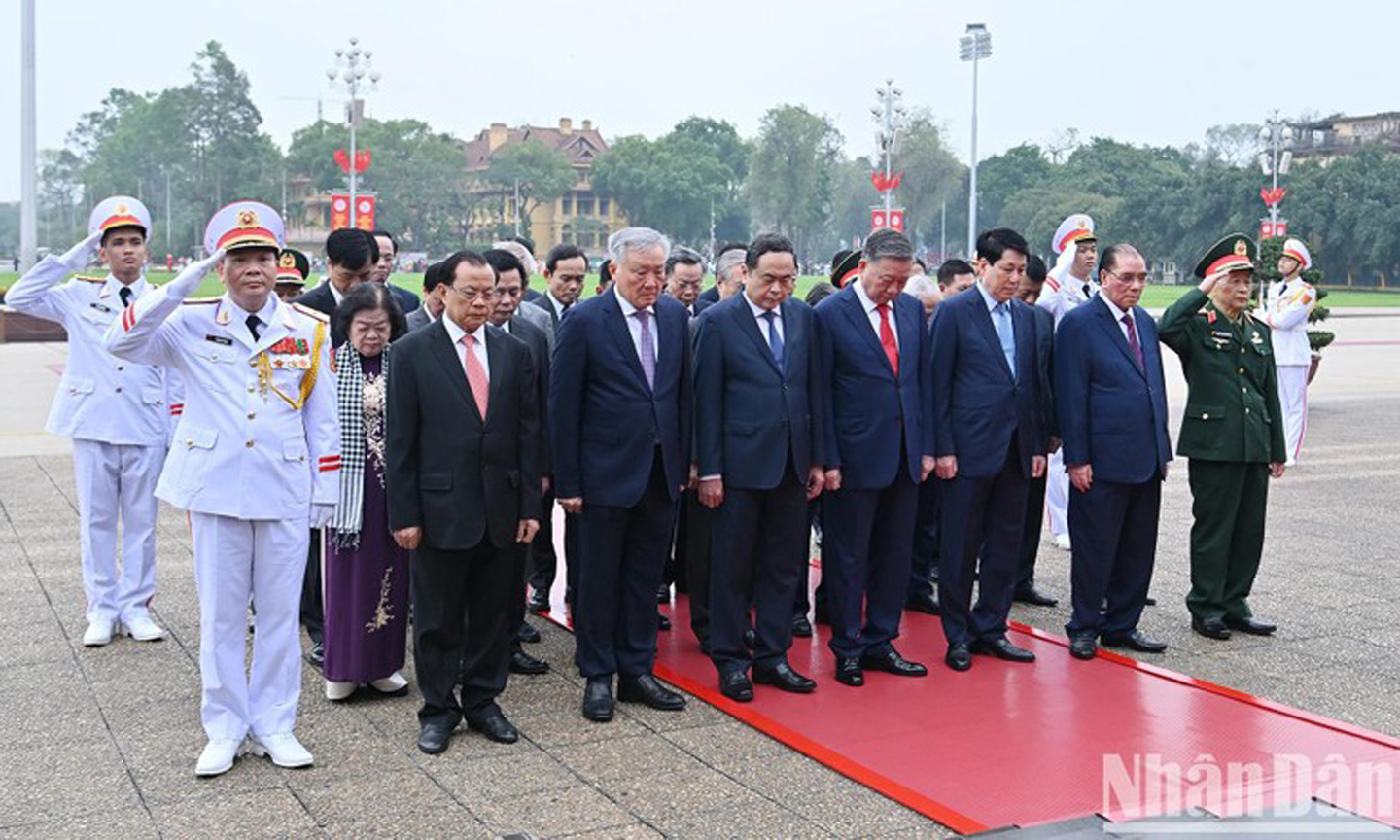 A high-ranking delegation of the Party Central Committee, State, National Assembly, Government, and Vietnam Fatherland Front Central Committee lay wreaths and paid tribute at the mausoleum of President Ho Chi Minh on the morning of April 29. (Photo: nhandan.vn).