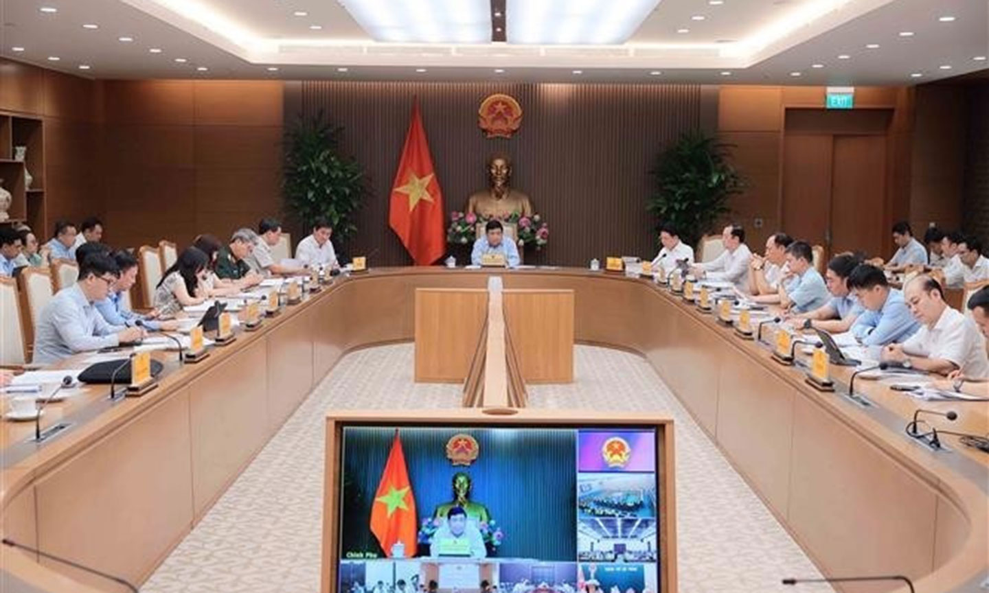 Deputy Prime Minister Nguyen Chi Dung chairs the first meeting of the inter-agency task force for coordinating smart city construction and development in Hanoi on July 16. (Photo: VNA).