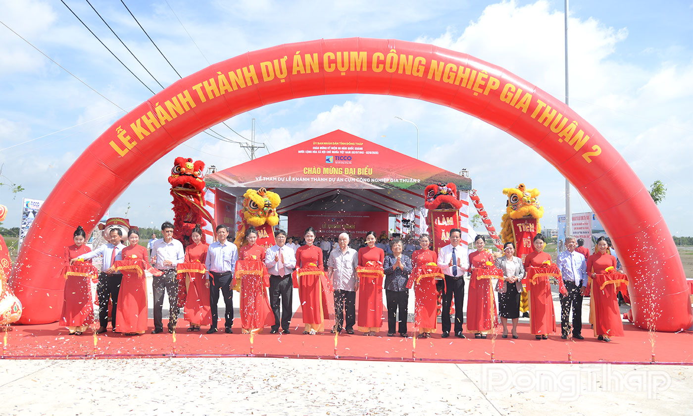 Nghi thức cắt băng khánh thành Dự án CCN Gia Thuận 2.