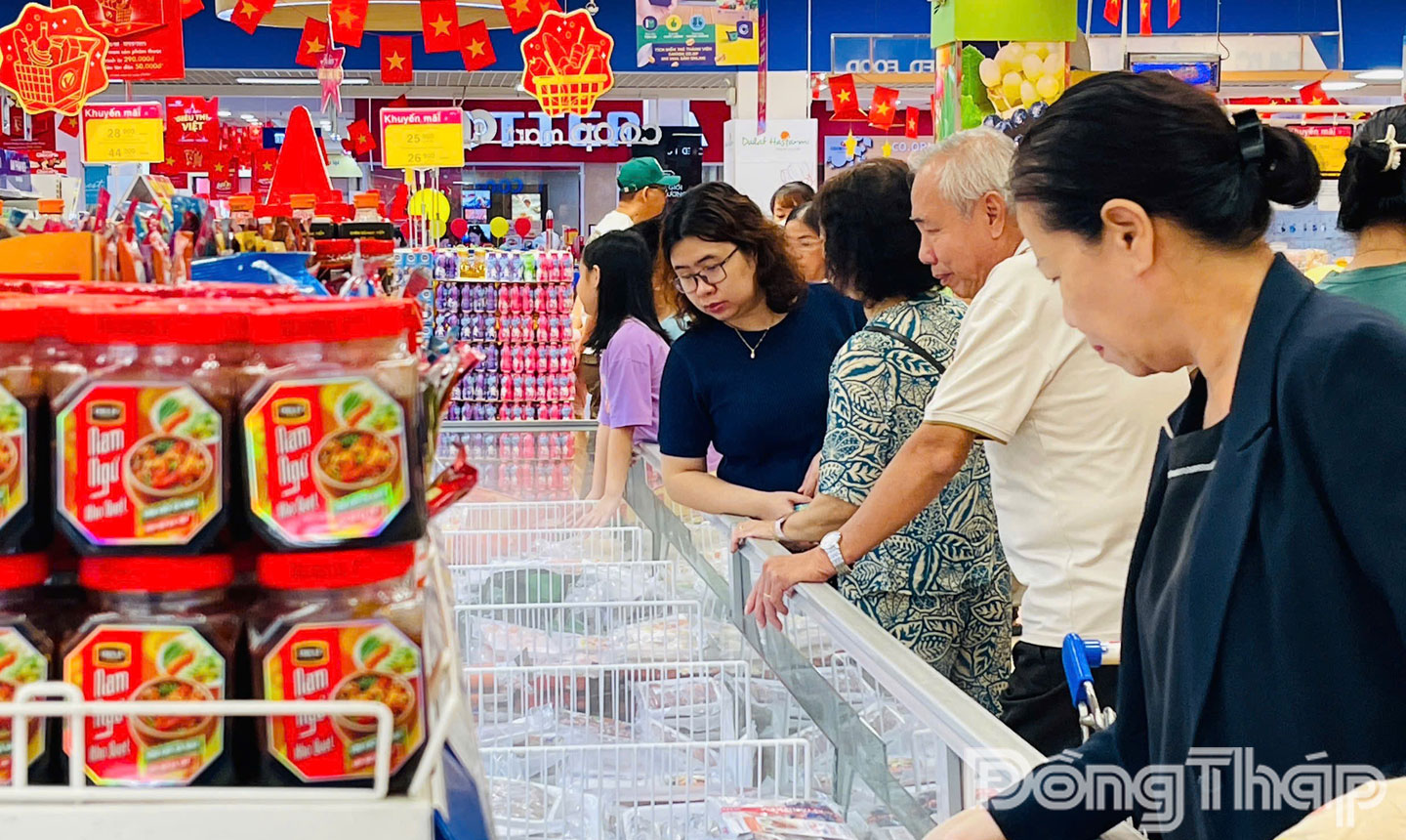 Người dân mua sắm hàng hóa tại Siêu thị Co.opmart Cao Lãnh.