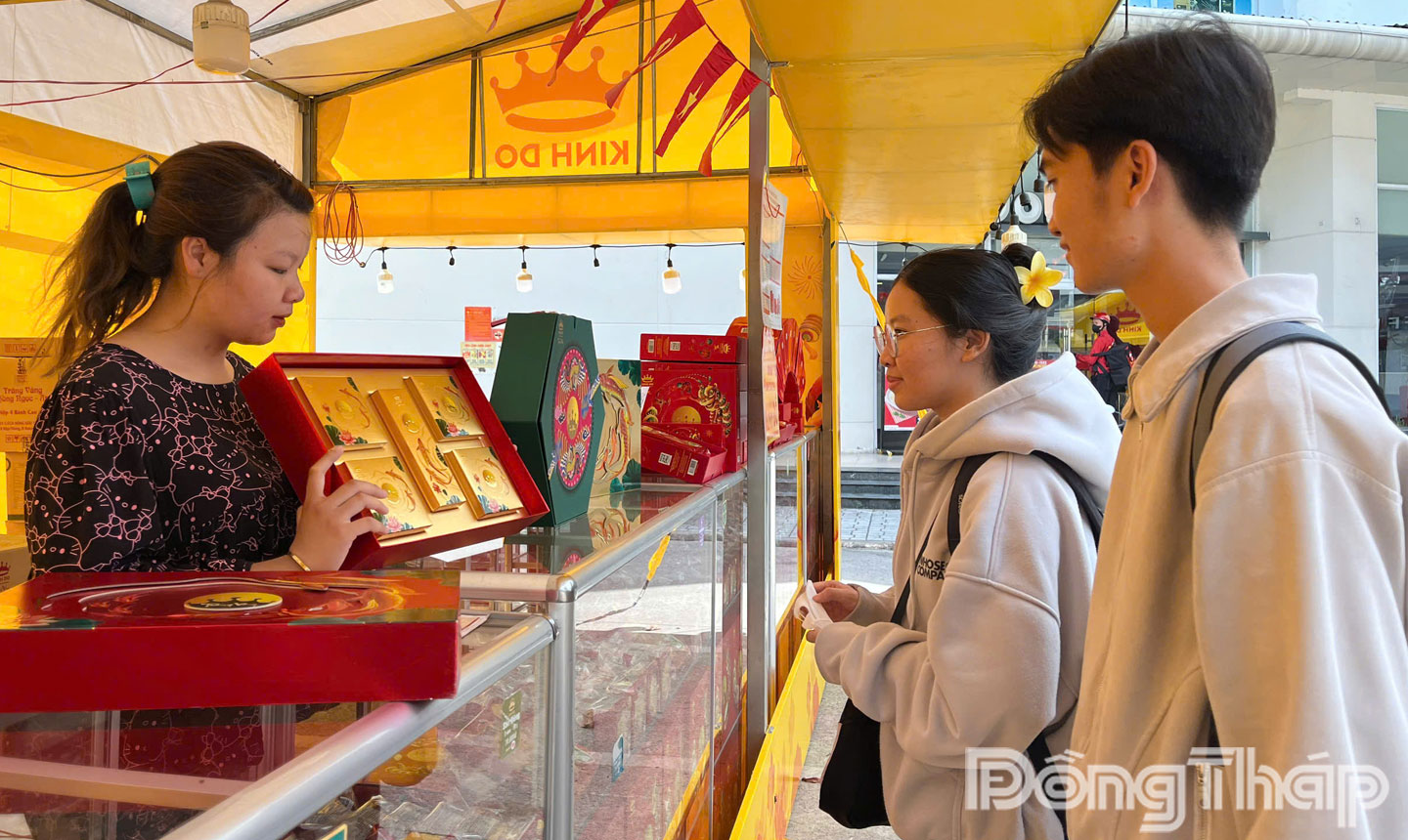 Khách hàng chọn mua bánh Trung thu tại Siêu thị Co.opmart Cao Lãnh.