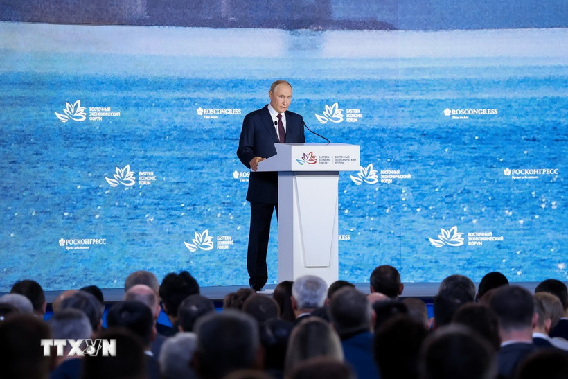  Bà Nguyễn Thị Ngọc Ngân tỉ mỉ làm lồng đèn trung thu thủ công phục vụ khách hàng. 