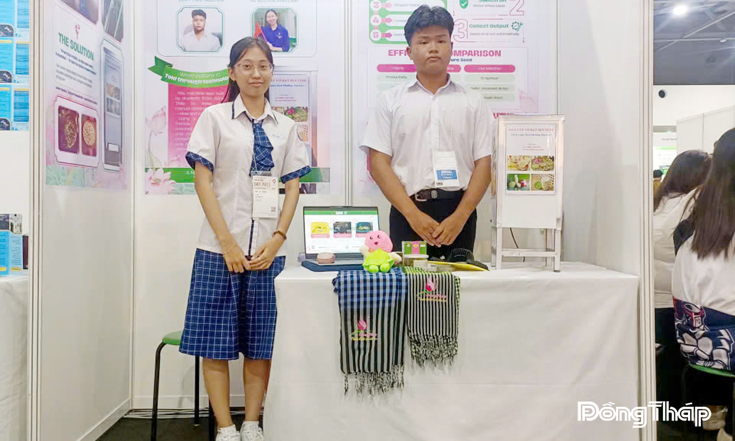 Em Lưu Phúc Nguyên và Hà Nguyễn Ánh Linh tham gia trưng bày sản phẩm “Máy cắt vỏ hạt sen tươi” tại IEYI 2025.