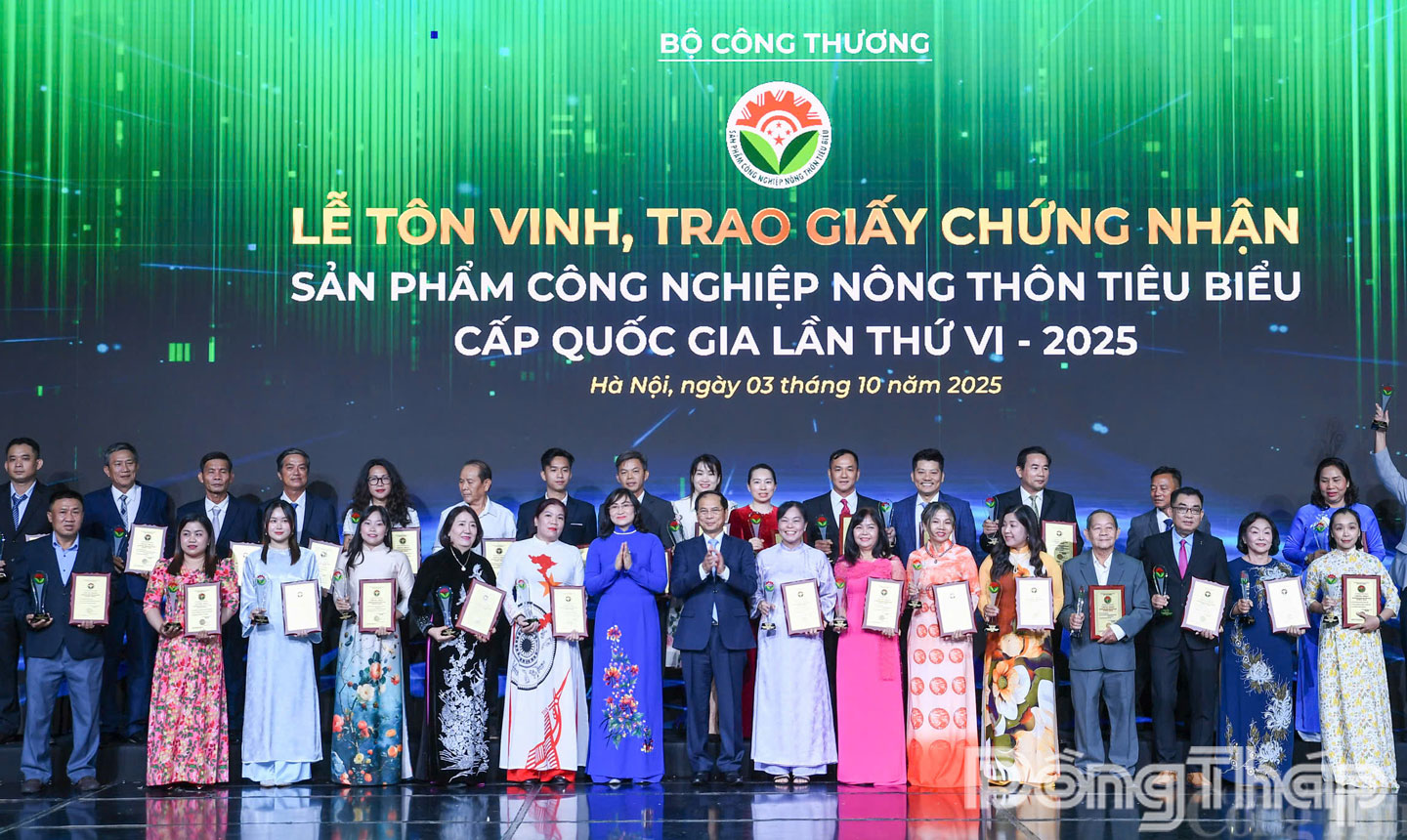 Các sản phẩm tỉnh Đồng Tháp nhận sản phẩm công nghiệp nông thôn tiêu biểu cấp Quốc gia lần thứ VI năm 2025. Ảnh: Báo Công thương.