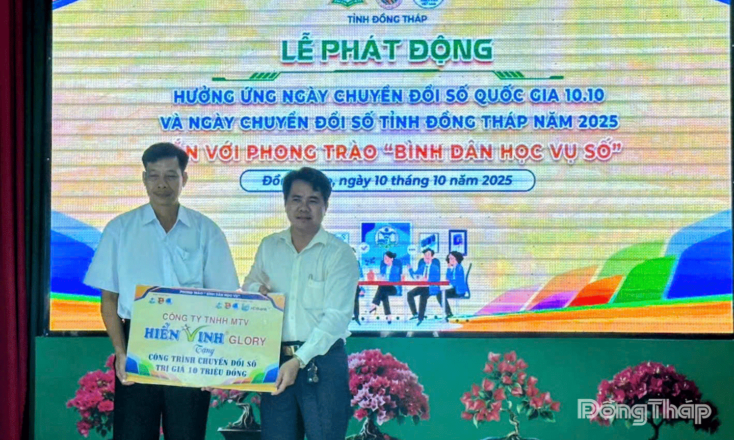 Các đơn vị trao tặng nguồn lực chuyển đổi số cho địa phương 