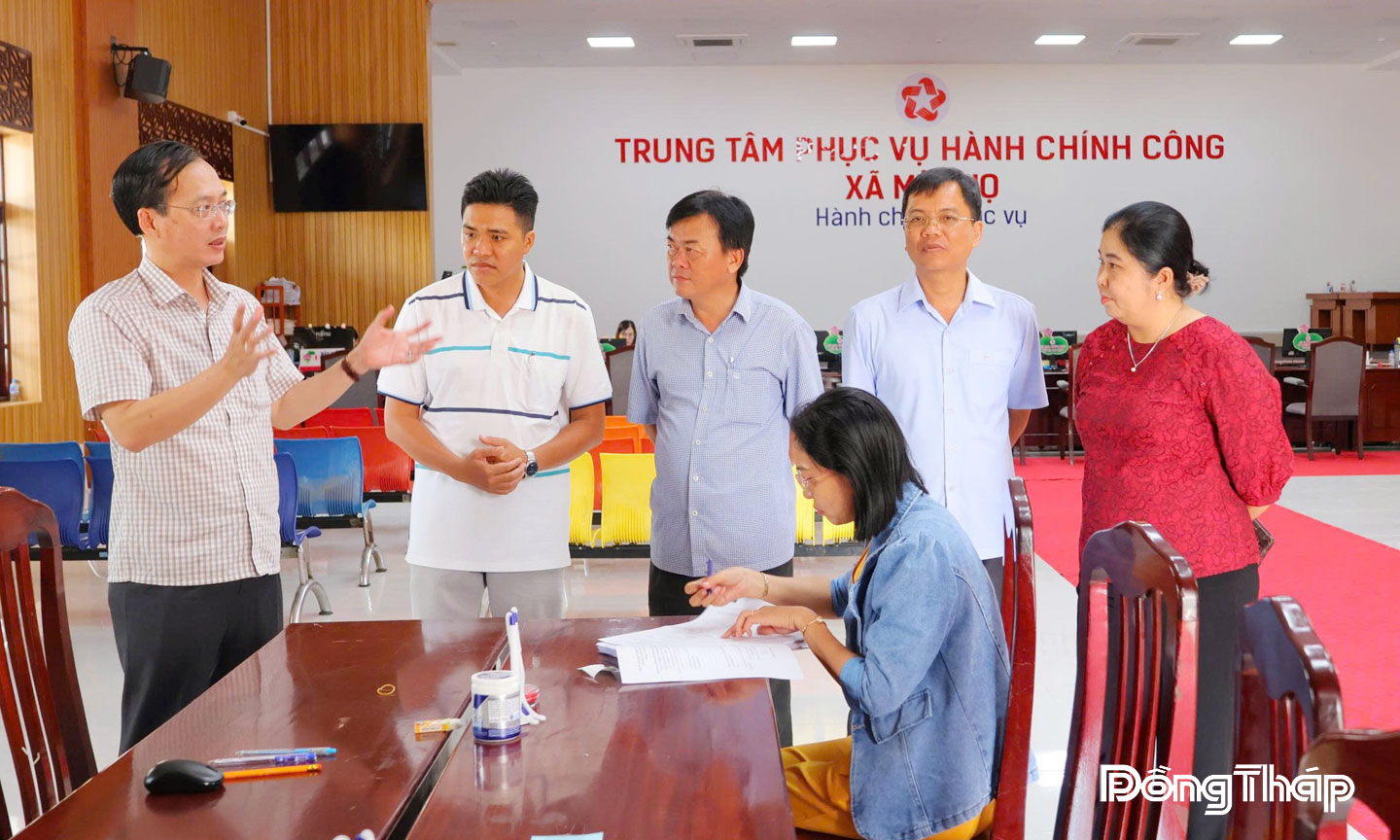 Chủ tịch Ủy ban nhân dân tỉnh Đồng Tháp Trần Trí Quang (bìa trái) khảo sát Trung tâm Phục vụ hành chính công xã Mỹ Thọ. 									                                                                         Ảnh: MỸ LÝ