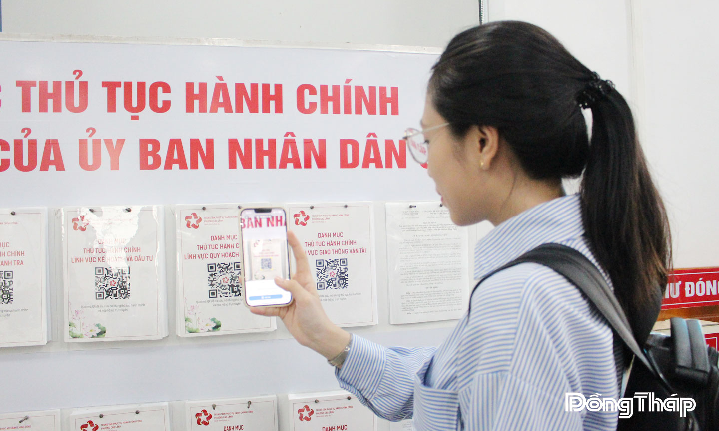 Công dân ứng dụng điện thoại thông minh quét mã QR để tìm hiểu danh mục thủ tục hành chính được niên yết công khai tại Trung tâm Phục vụ hành chính công cấp xã.