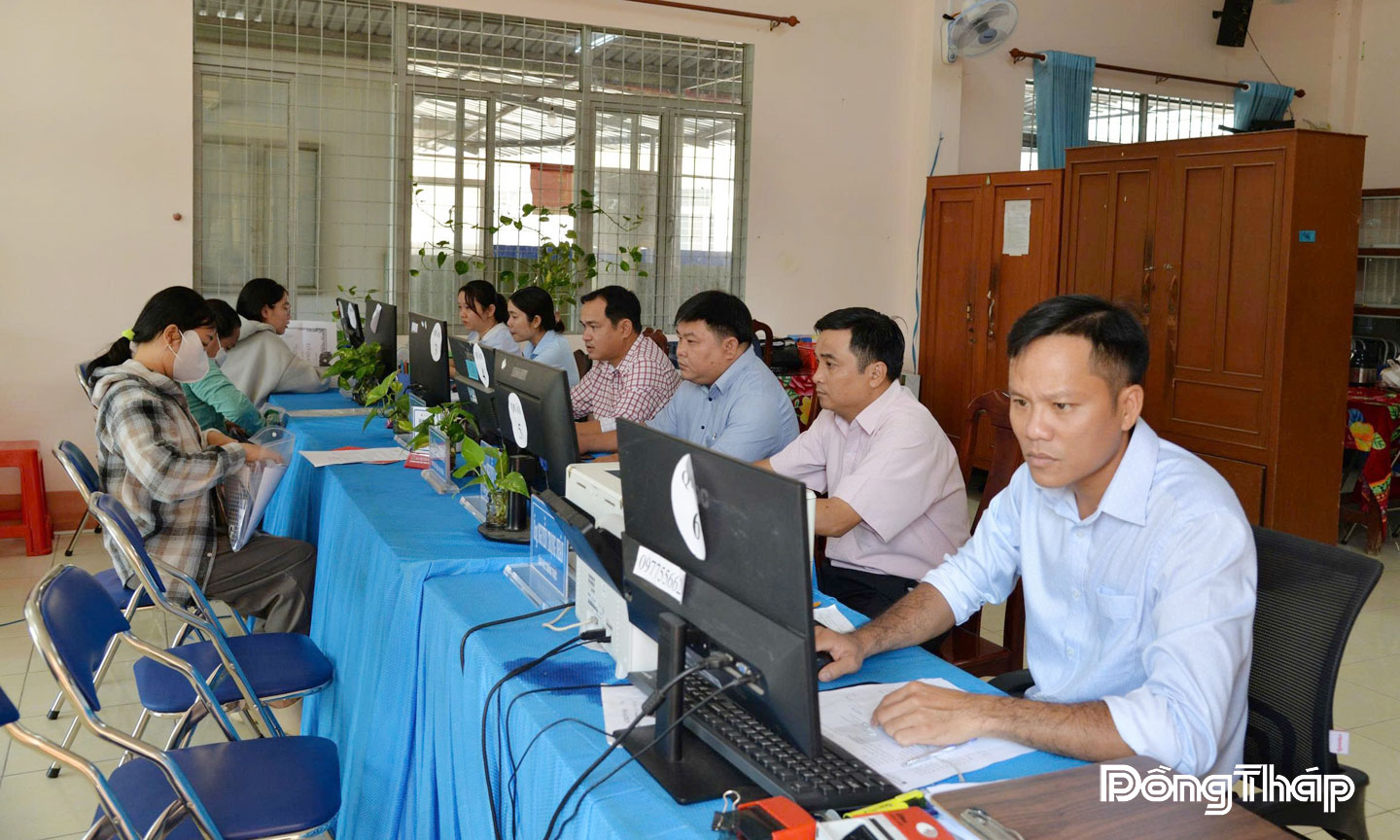 Công chức Trung tâm Phục vụ hành chính công xã Kim Sơn (tỉnh Đồng Tháp) ứng dụng công nghệ thông tin trong giải quyết thủ tục hành chính.                                 Ảnh: THÙY TRANG